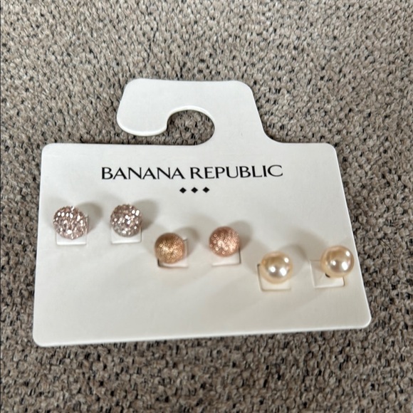 Banana Republic Gold and Cream Necklace - Picture 2 of 6